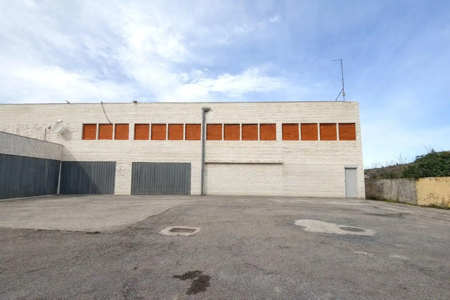 Außenansicht von Fabrikhallen zum Verkauf in Sagunto / Sagunt