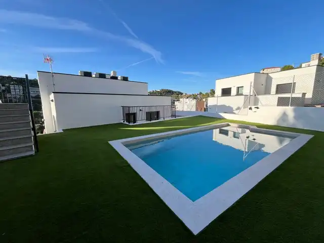 Piscina de Casa o xalet en venda en Calafell amb Aire condicionat, Calefacció i Jardí privat