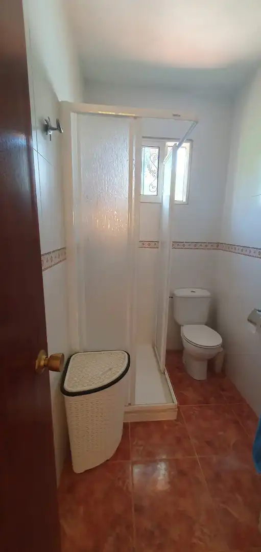 Badezimmer von Country house zum Verkauf in Llaurí mit Klimaanlage, Heizung und Privatgarten