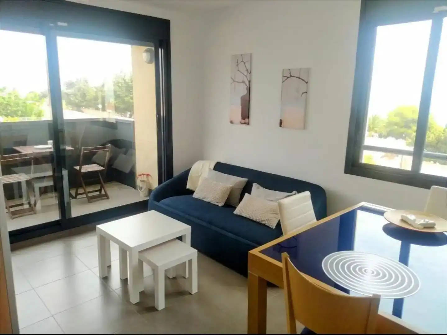 Sala d'estar de Apartament de lloguer en Alcanar amb Aire condicionat, Jardí privat i Piscina