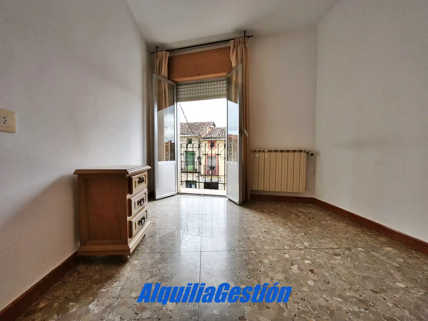 Habitación de Casa adosada en venta en Tamajón con Calefacción, Terraza y Balcón