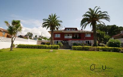 Vista exterior de Casa o xalet en venda en Camargo amb Calefacció, Jardí privat i Terrassa