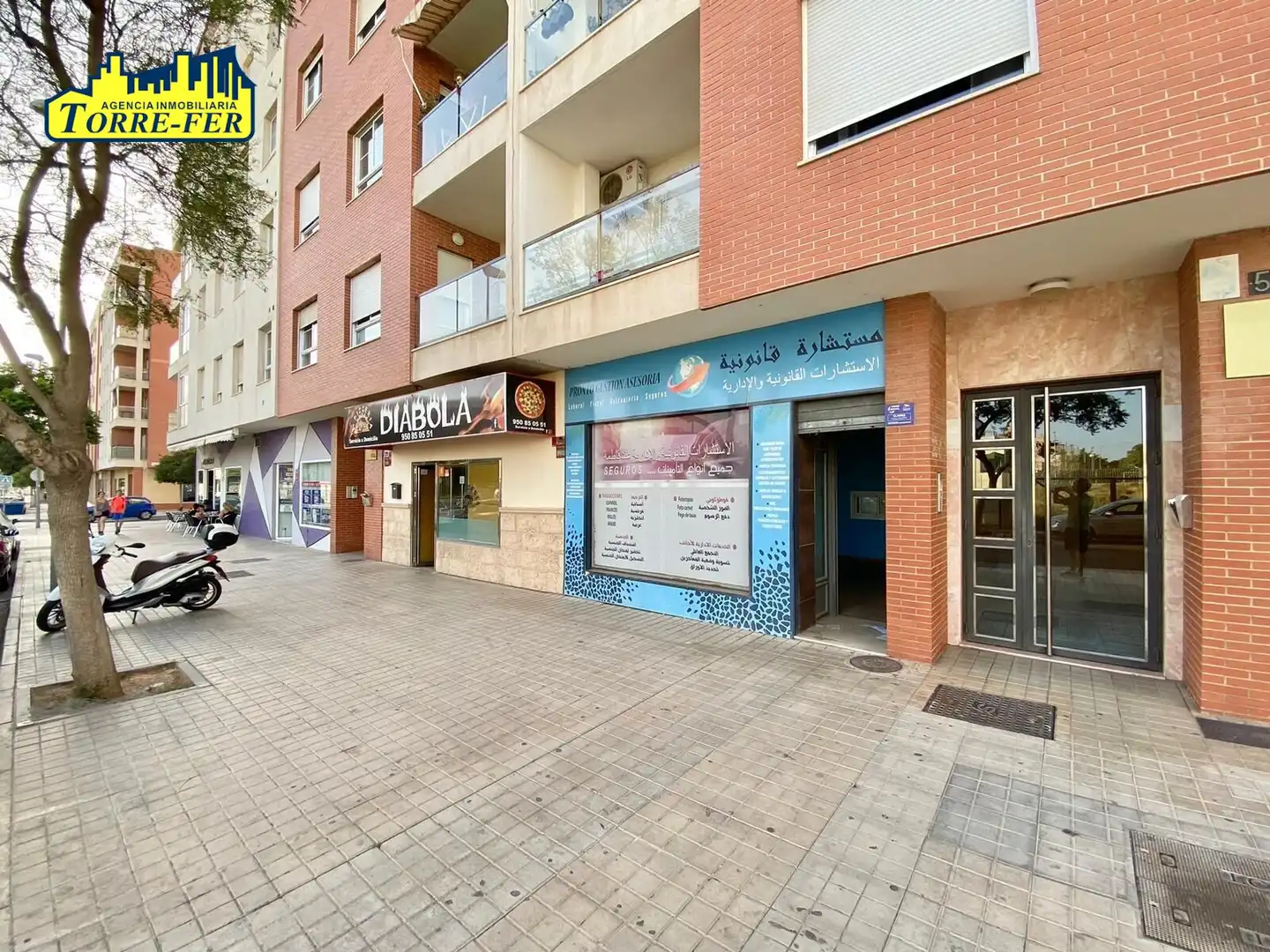 Vista exterior de Local en venda en Almería amb Aire condicionat