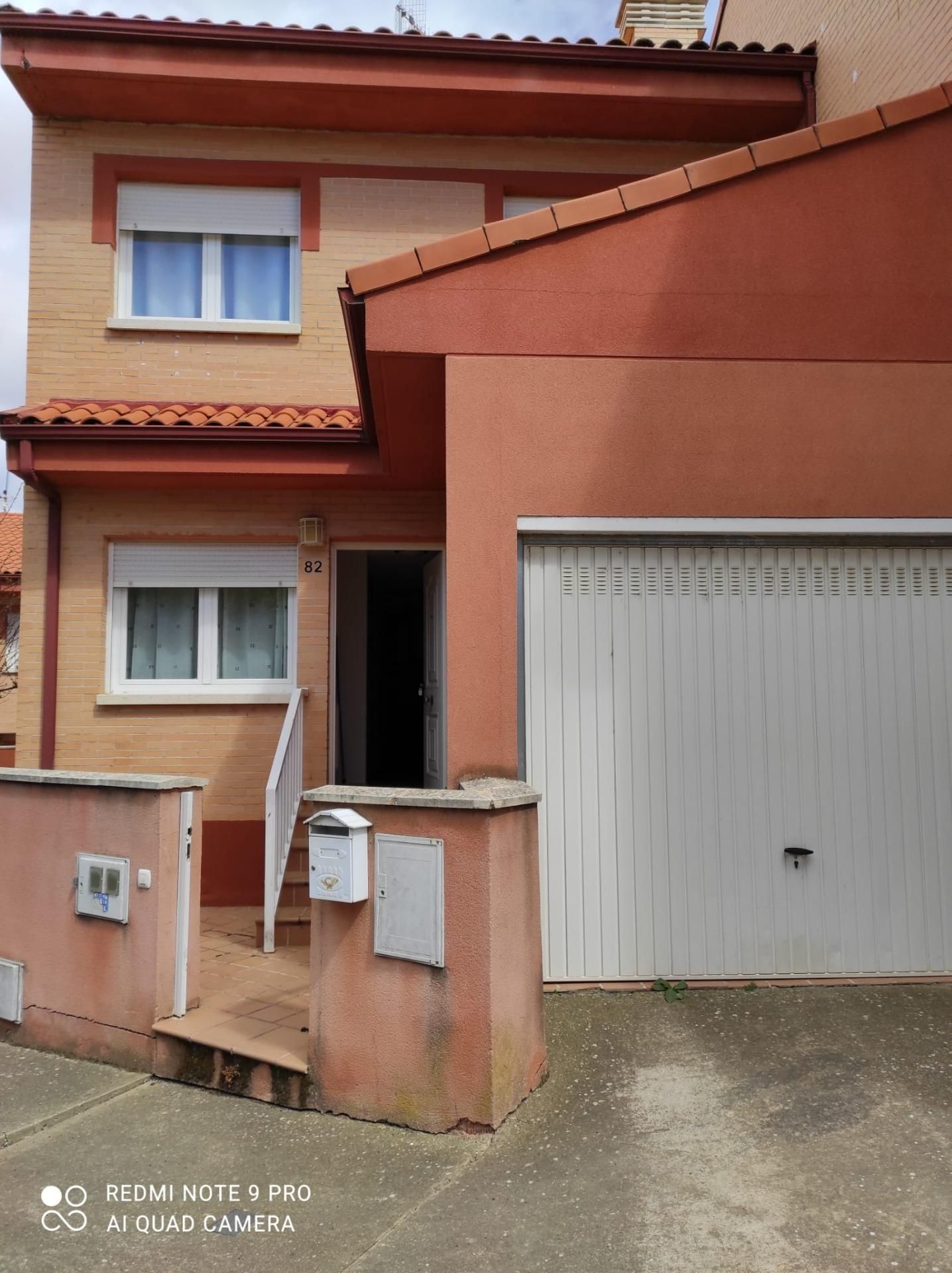 Vista exterior de Casa adosada en venda en Valencia de Don Juan amb Calefacció, Jardí privat i Terrassa