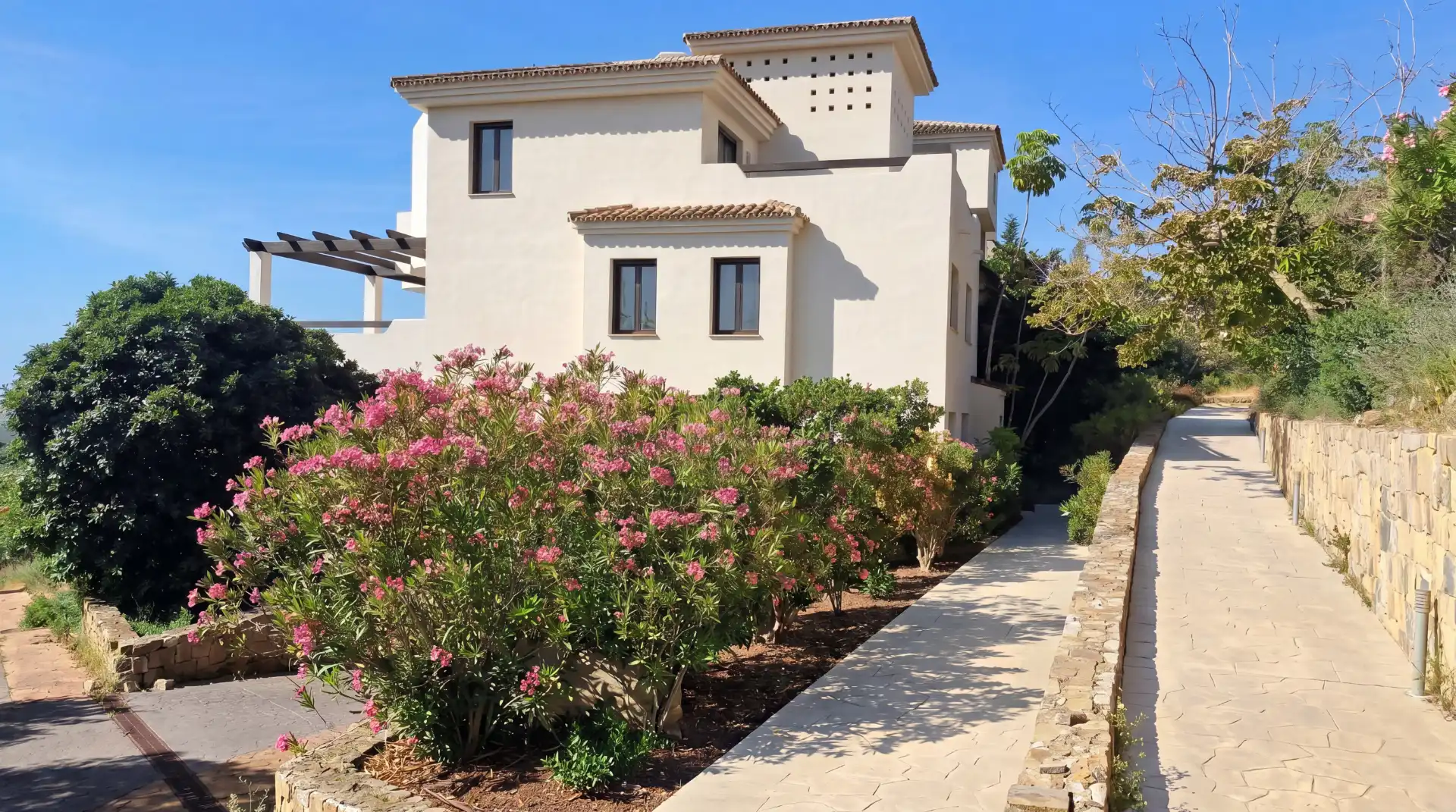Vista exterior de Pis en venda en Casares amb Aire condicionat, Terrassa i Traster
