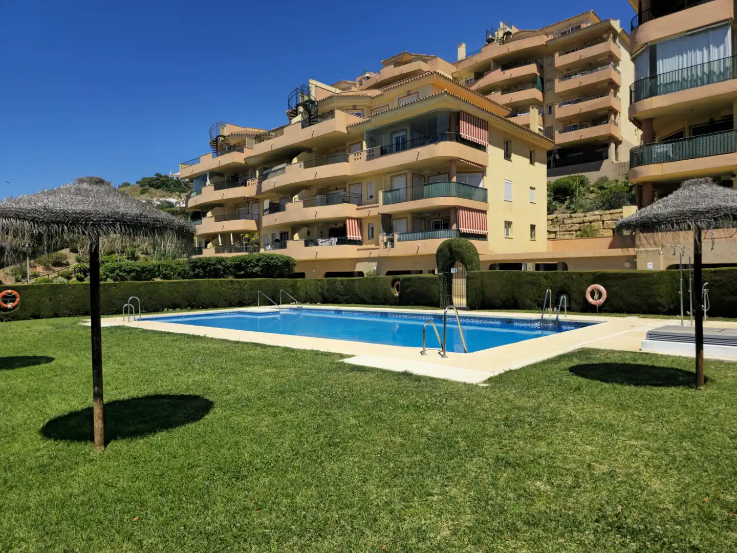 Piscina de Piso en venta en Mijas con Aire acondicionado, Calefacción y Jardín privado