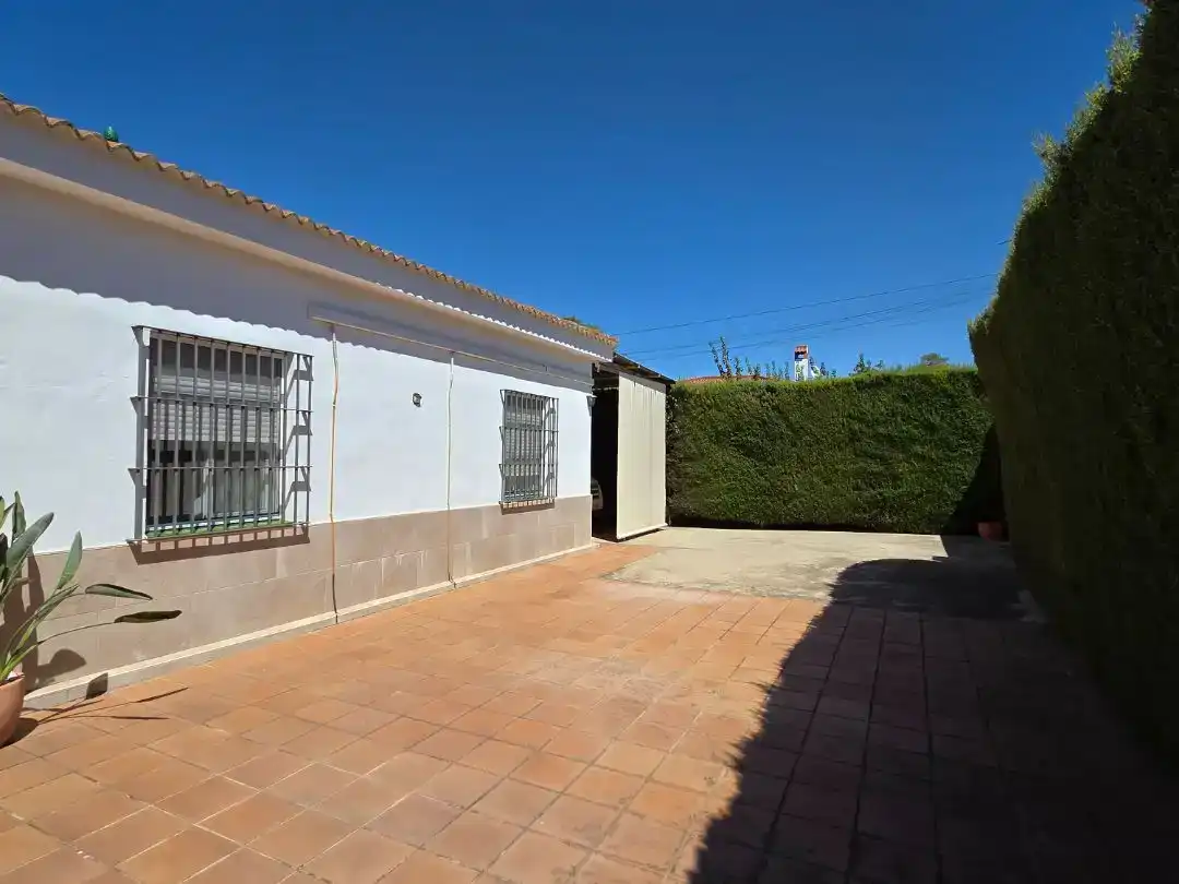 Vista exterior de Casa o xalet en venda en Espartinas amb Aire condicionat i Piscina