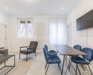 Sala d'estar de Apartament de lloguer en  Madrid Capital amb Aire condicionat, Calefacció i Moblat