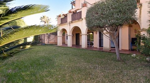 Bienvenido a un hogar que redefine el concepto de lujo en la prestigiosa urbanización Isla del Fraile, en Águilas.