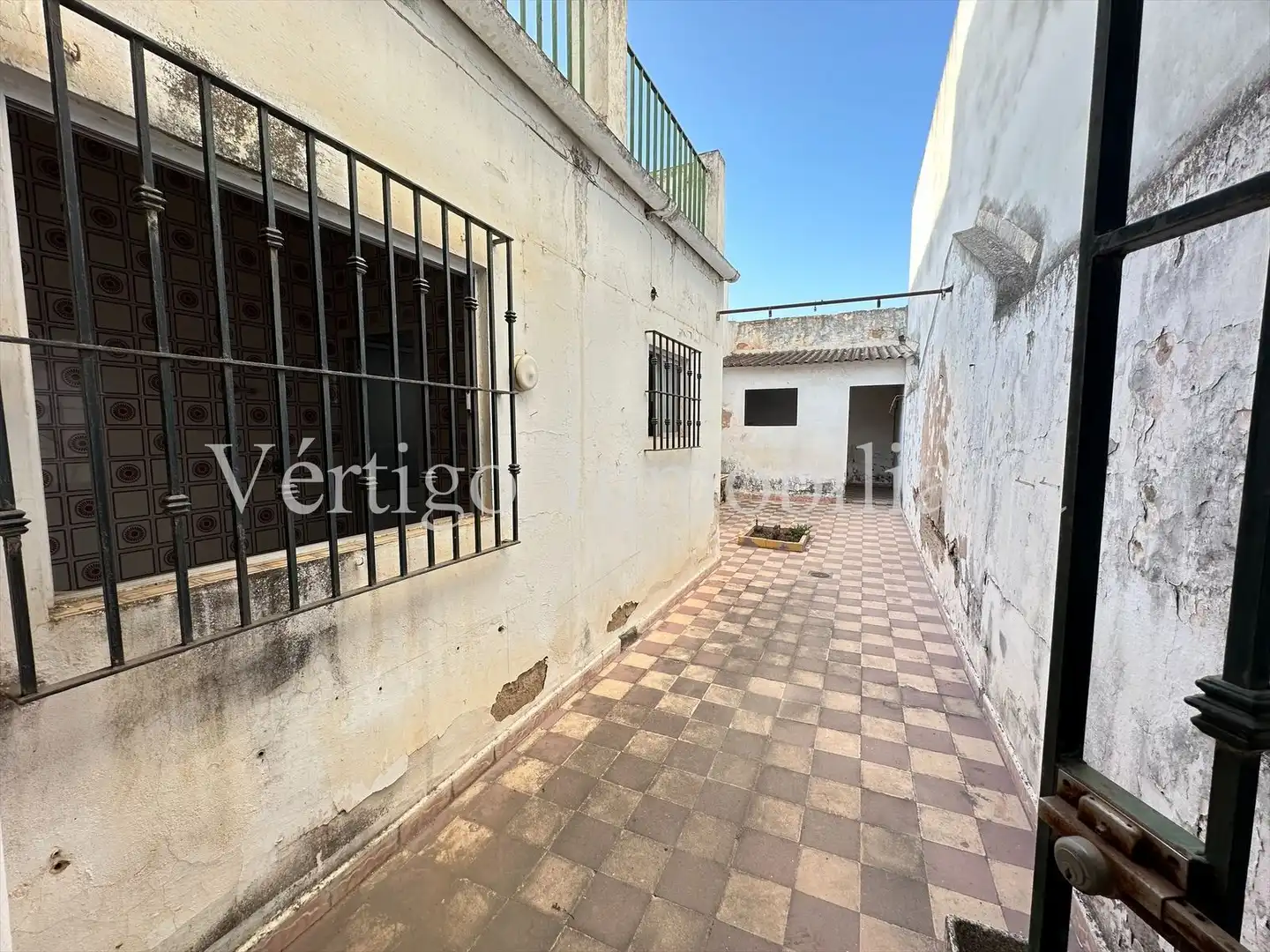 Exterior view of Houses for sale in Dos Hermanas  with Terrace, Storage room and Balcony