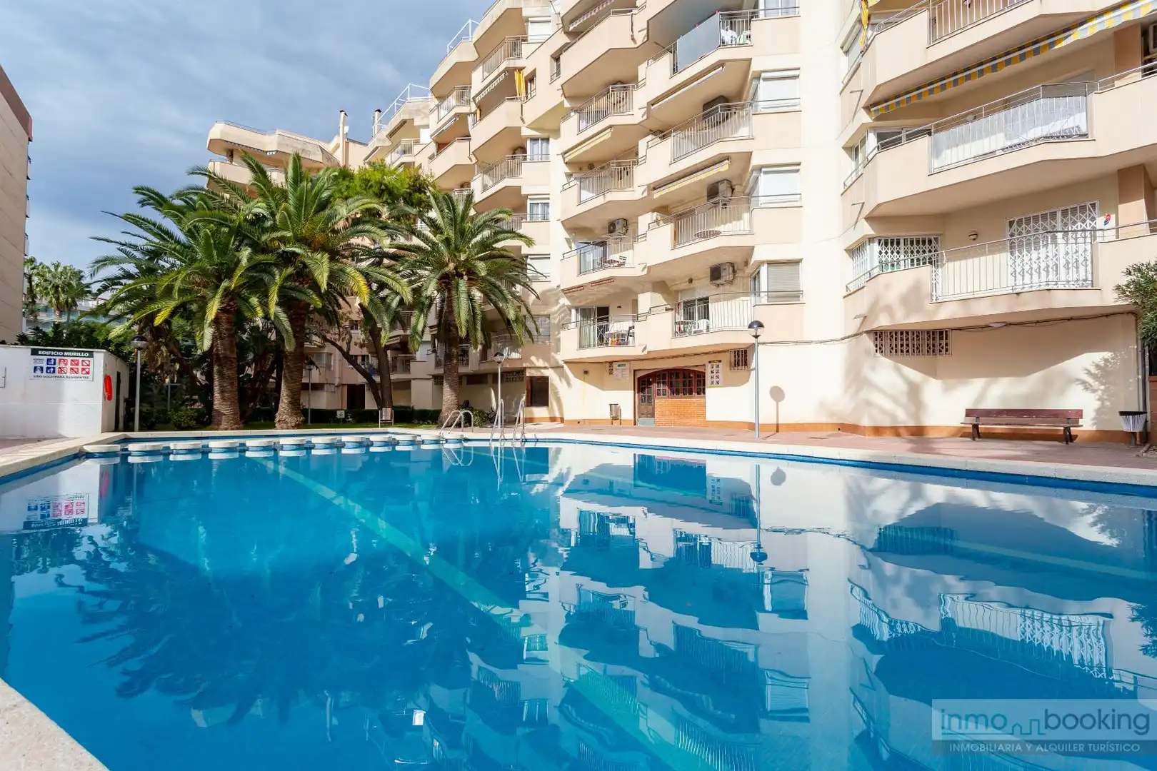 Schwimmbecken von Wohnungen zum Verkauf in Salou mit Klimaanlage, Heizung und Terrasse