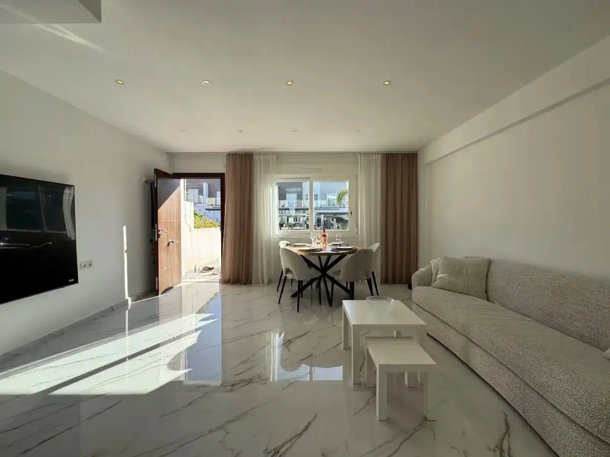 Sala de estar de Casa adosada en venta en Torrevieja con Aire acondicionado, Jardín privado y Amueblado