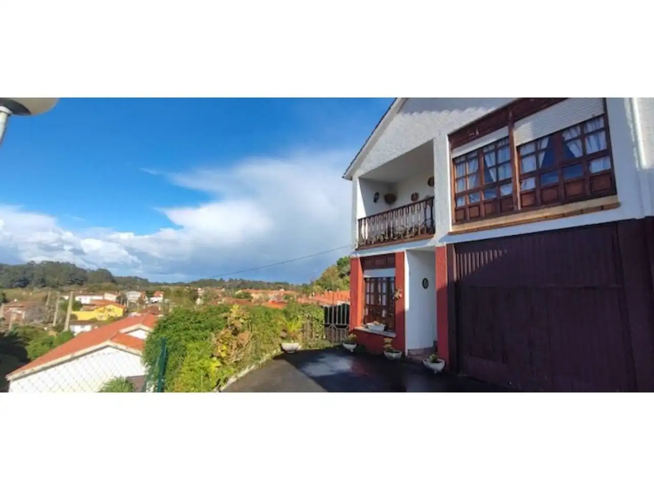 Außenansicht von Einfamilien-Reihenhaus zum Verkauf in Llanes mit Heizung, Privatgarten und Terrasse