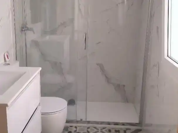Badezimmer von Wohnungen zur Miete in León Capital  mit Balkon