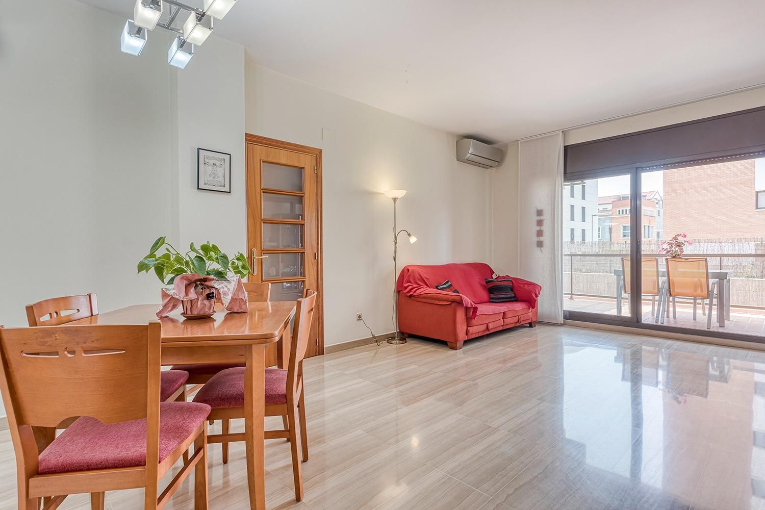 Sala d'estar de Planta baixa en venda en Igualada amb Aire condicionat, Calefacció i Jardí privat