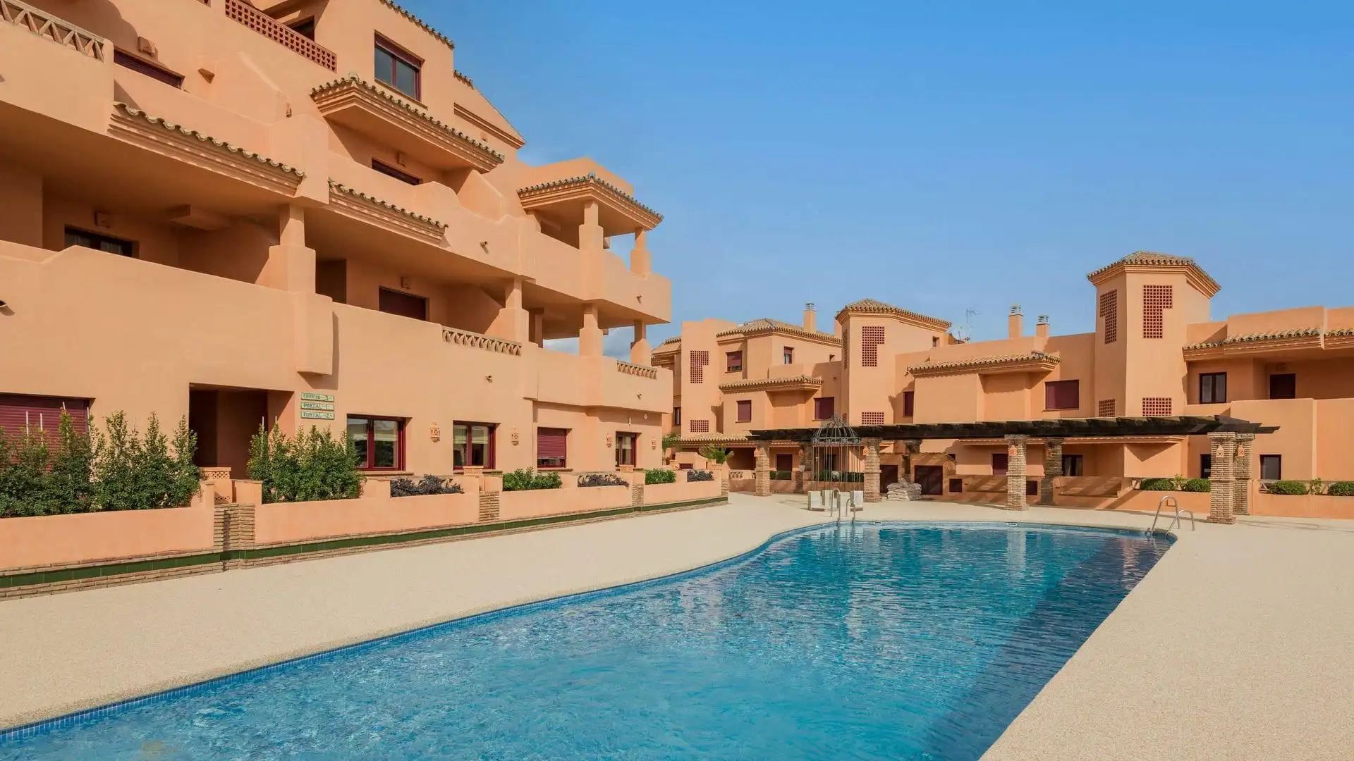 Vista exterior de Apartament en venda en Benahavís amb Piscina comunitària