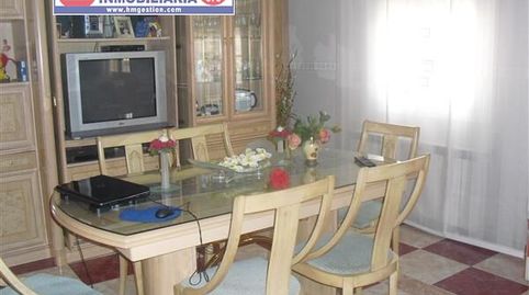 Casa de 140 m2 de solar, Y DOS PLANTYAS,  con 3 dormitorios y 2 baños completos, 2 cocinas, cocina de fuego bajo, garaje para dos