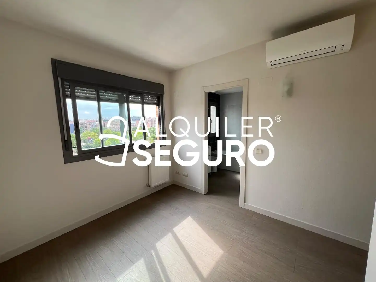 Bedroom of Flat for rent in Fuencarral - El Pardo