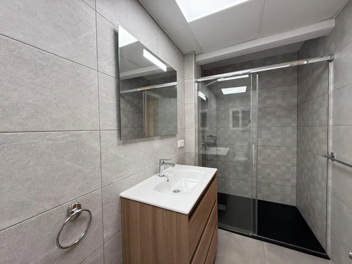 Baño de Apartamento en venta en Catral con Lavadora, Microondas y TV