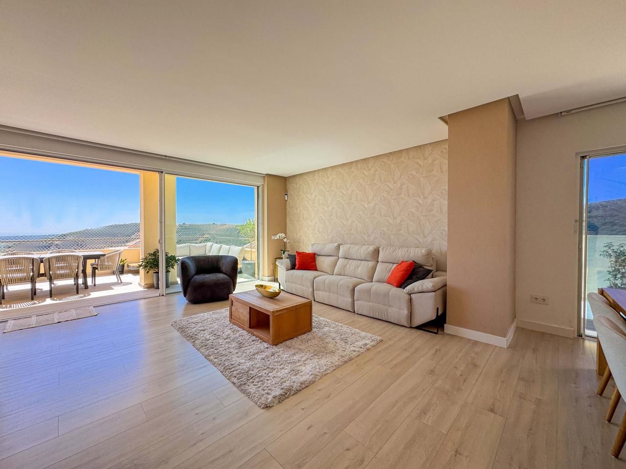 Living room of Duplex for sale in Sotogrande  with Air Conditioner, Parquet flooring and Terrace