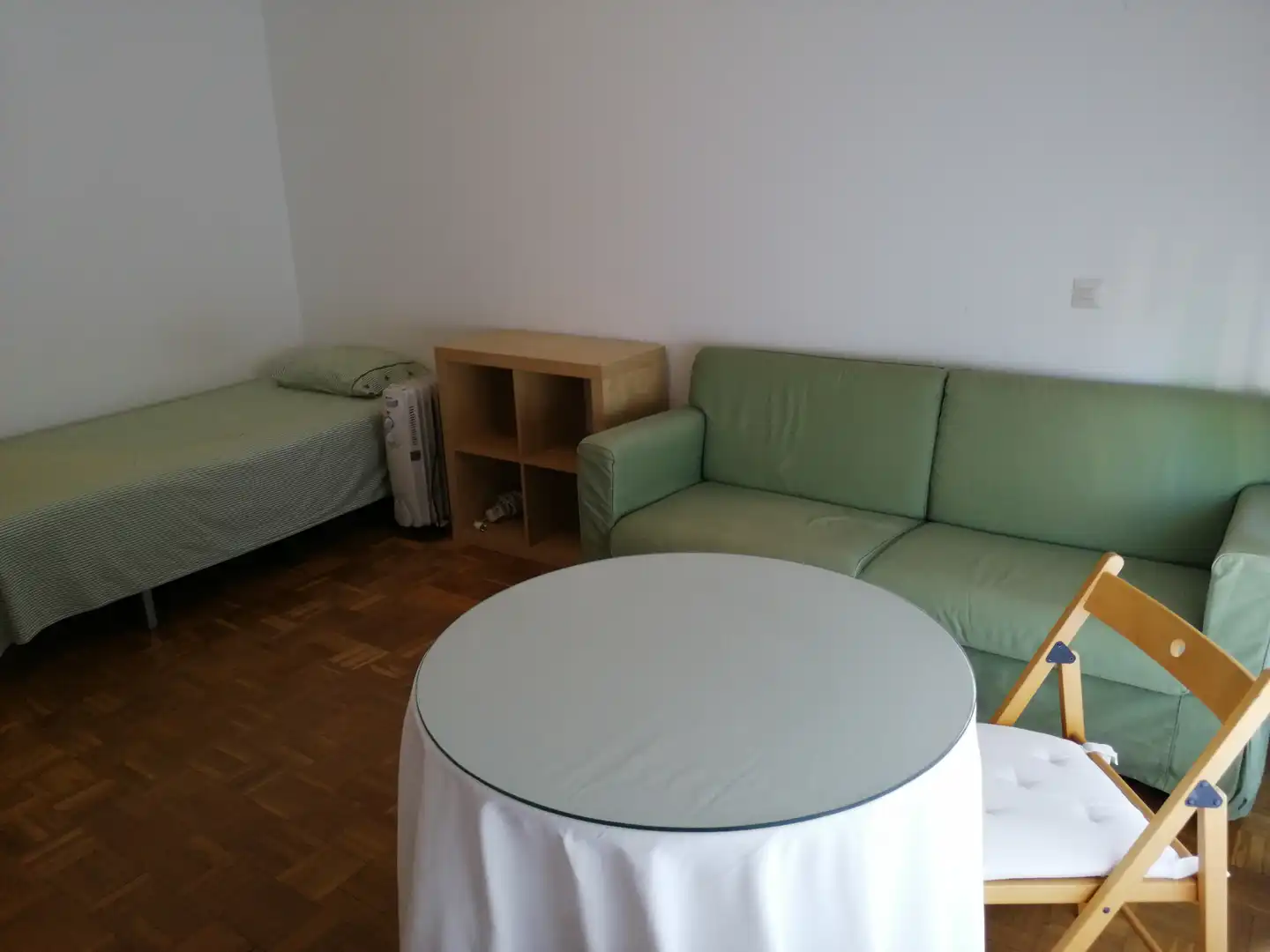 Sala de estar de Estudio de alquiler en Sevilla con Aire acondicionado, Terraza y Amueblado