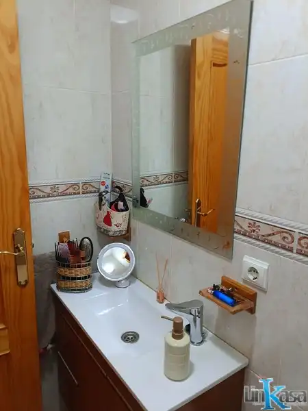 Bany de Casa adosada en venda en Linares amb Calefacció, Traster i Piscina