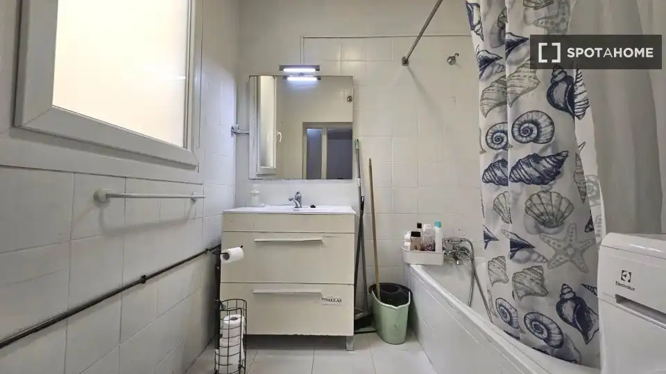 Baño de Piso de alquiler en Madrid con Aire acondicionado, Calefacción y Amueblado