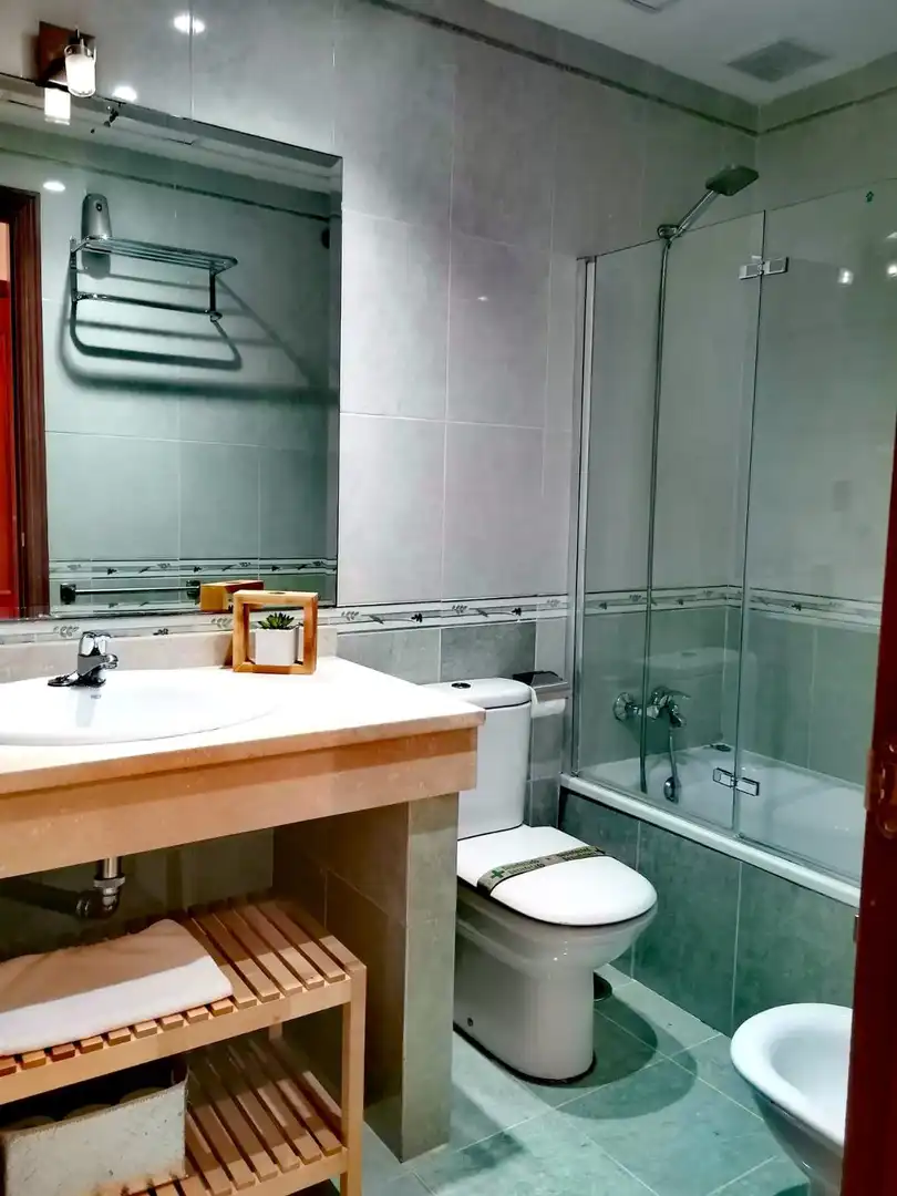 Badezimmer von Wohnung zum Verkauf in Manilva mit Klimaanlage, Terrasse und Möbliert