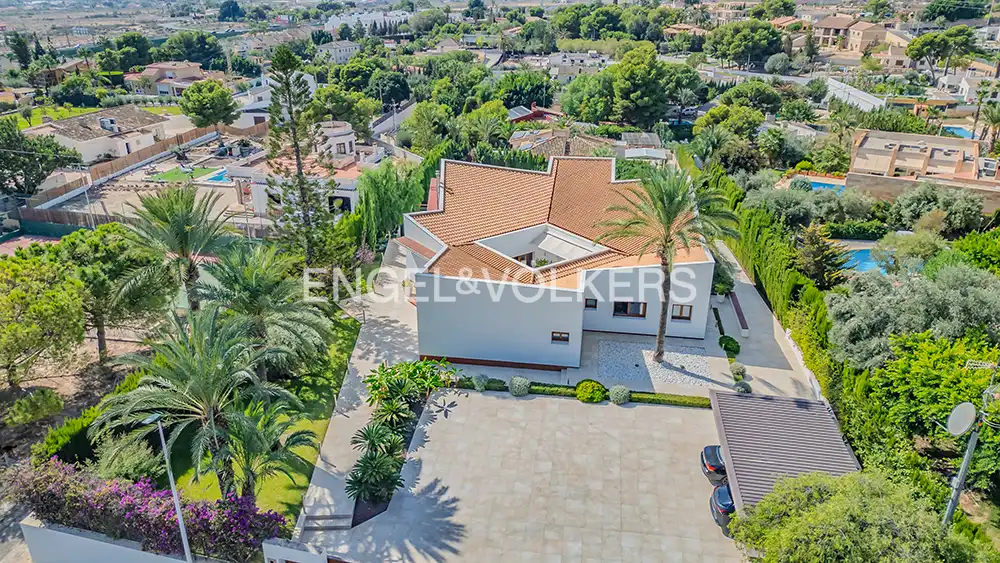 Vista exterior de Casa o xalet en venda en Elche / Elx amb Aire condicionat, Calefacció i Jardí privat