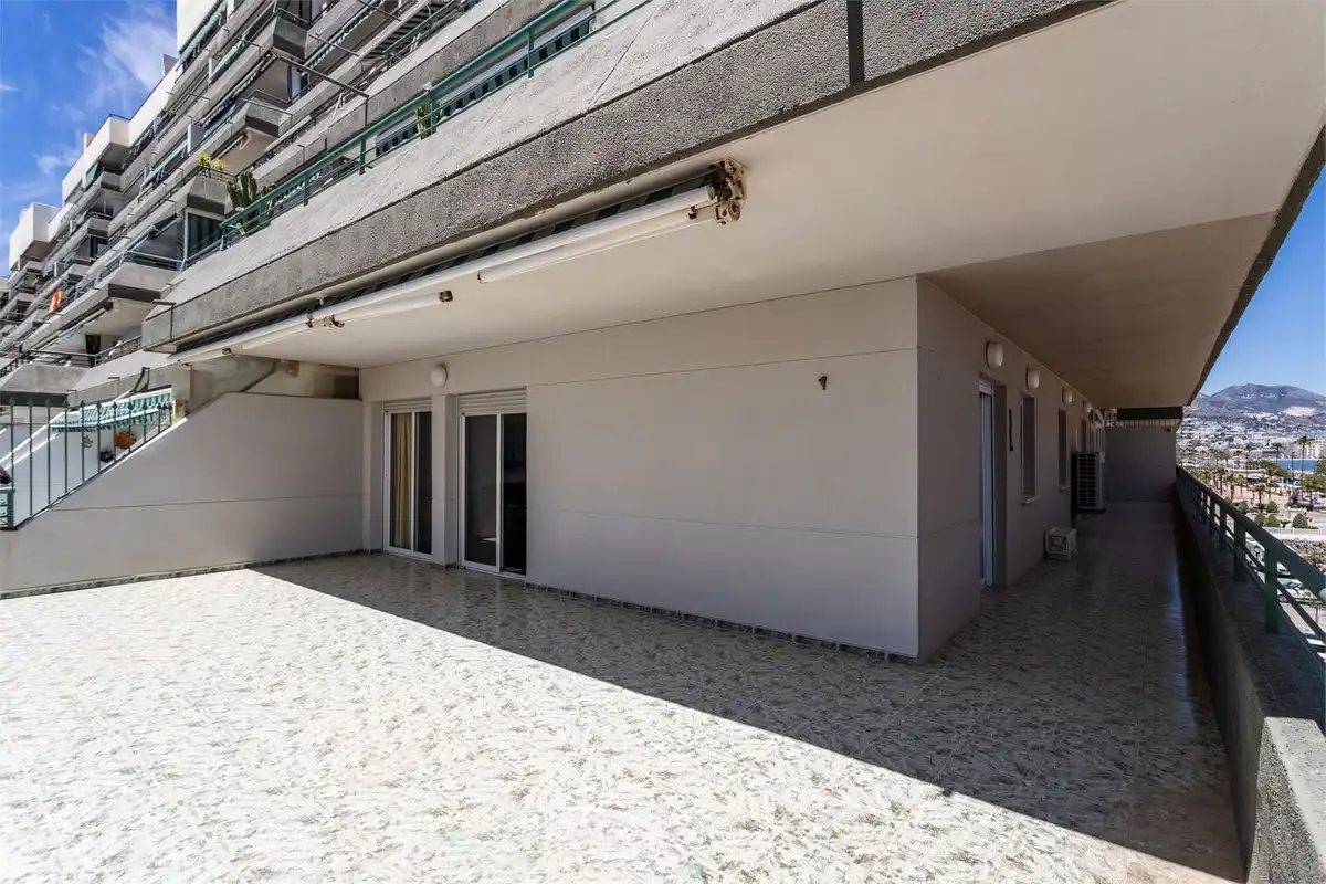 Außenansicht von Wohnungen zum Verkauf in Fuengirola mit Klimaanlage, Heizung und Terrasse