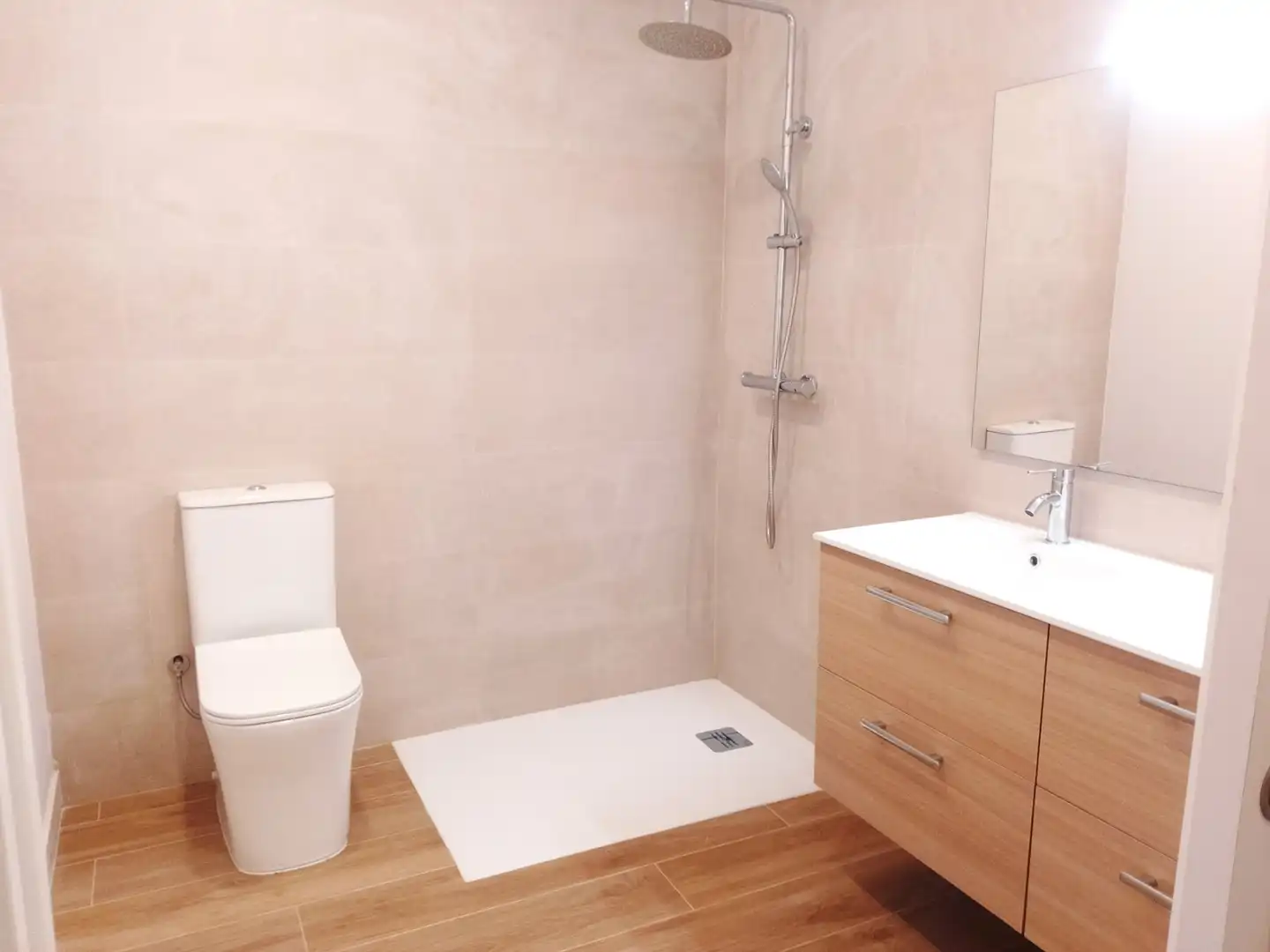 Baño de Planta baja en venta en L'Hospitalet de Llobregat con Aire acondicionado, Calefacción y Terraza