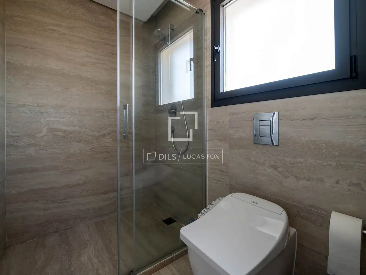 Badezimmer von Haus oder Chalet zum Verkauf in La Moraleja mit Klimaanlage, Heizung und Privatgarten