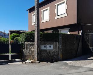 Vista exterior de Casa o xalet de lloguer en Boiro amb Jardí privat, Terrassa i Moblat