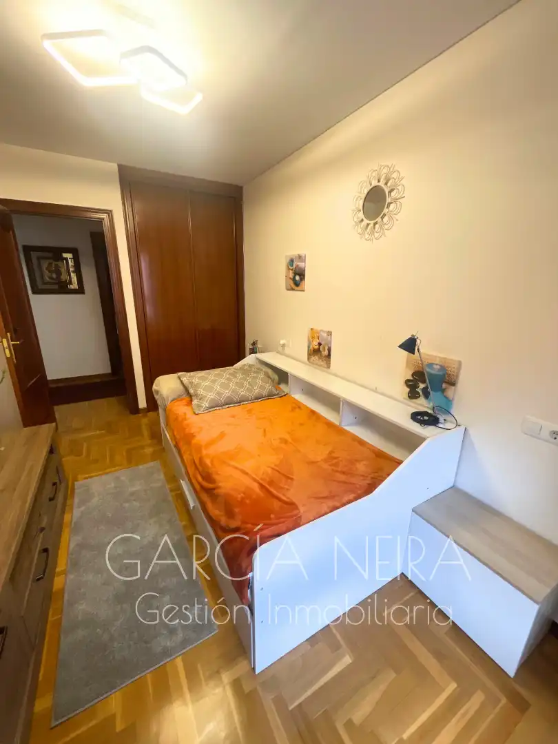 Dormitori de Pis en venda en Oviedo  amb Calefacció, Jardí privat i Parquet
