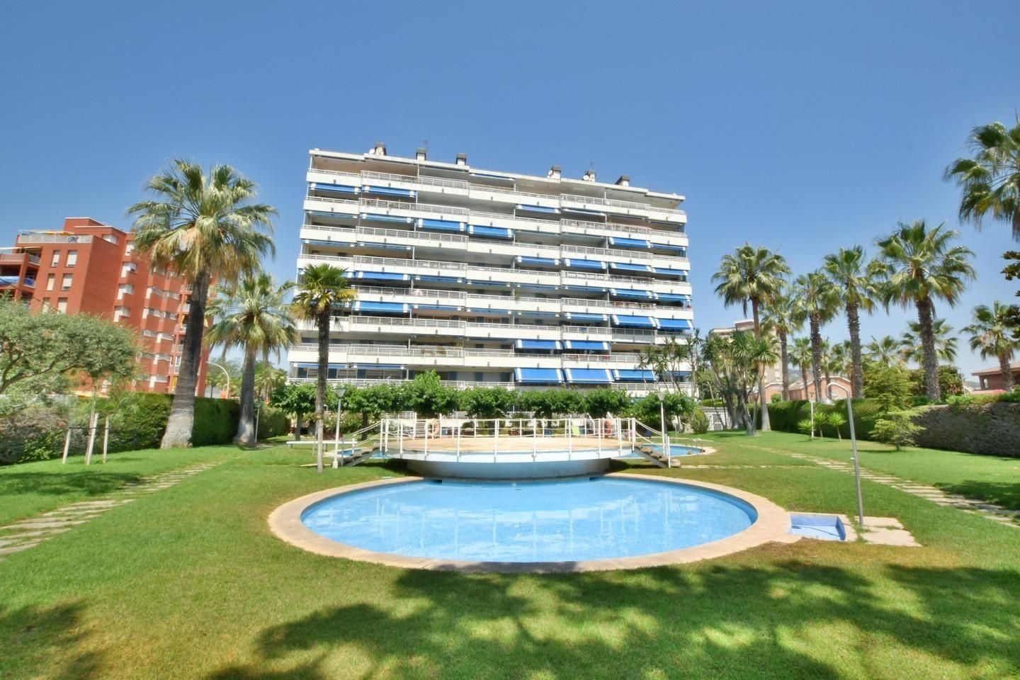 Vista exterior de Pis en venda en Vilassar de Mar amb Parquet, Terrassa i Piscina comunitària