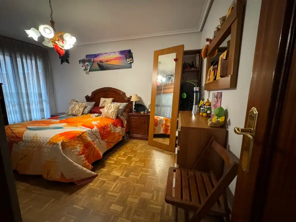 Dormitori de Pis en venda en Gijón  amb Calefacció, Parquet i Traster