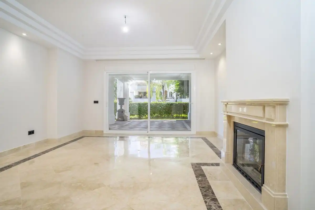 Sala d'estar de Planta baixa en venda en Marbella amb Aire condicionat, Calefacció i Jardí privat