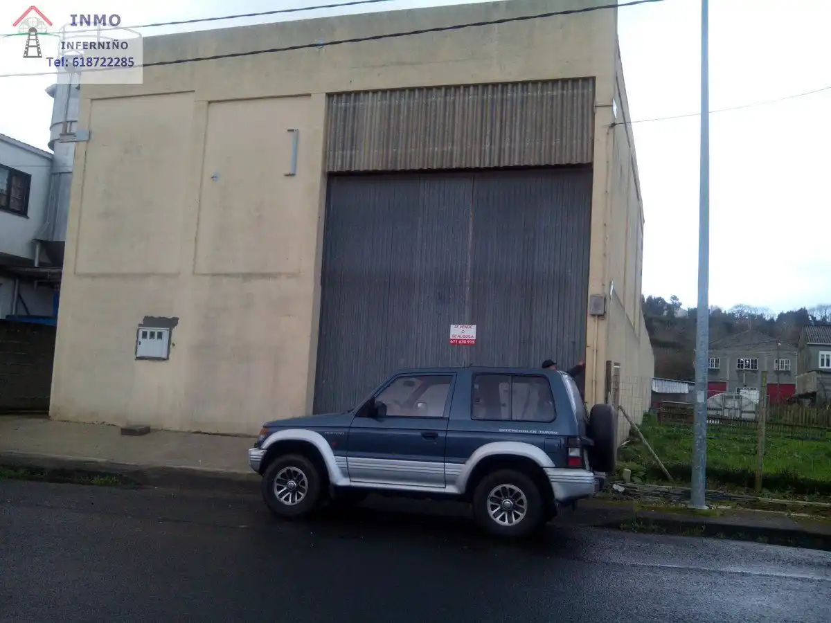 Parkplatz von Fabrikhallen zur Miete in Santa Comba