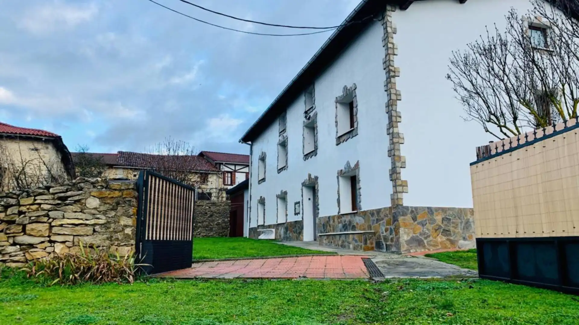 Vista exterior de Casa o chalet en venta en Valle de Losa con Calefacción, Jardín privado y Amueblado