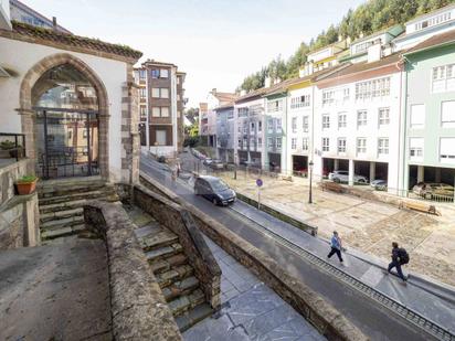 Vista exterior de Pis en venda en Cudillero amb Calefacció, Jardí privat i Parquet