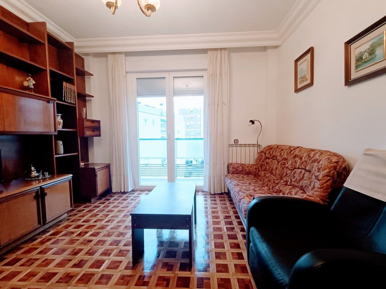 Living room of Flat to rent in  Madrid Capital  with Air Conditioner, Heating and Parquet flooring