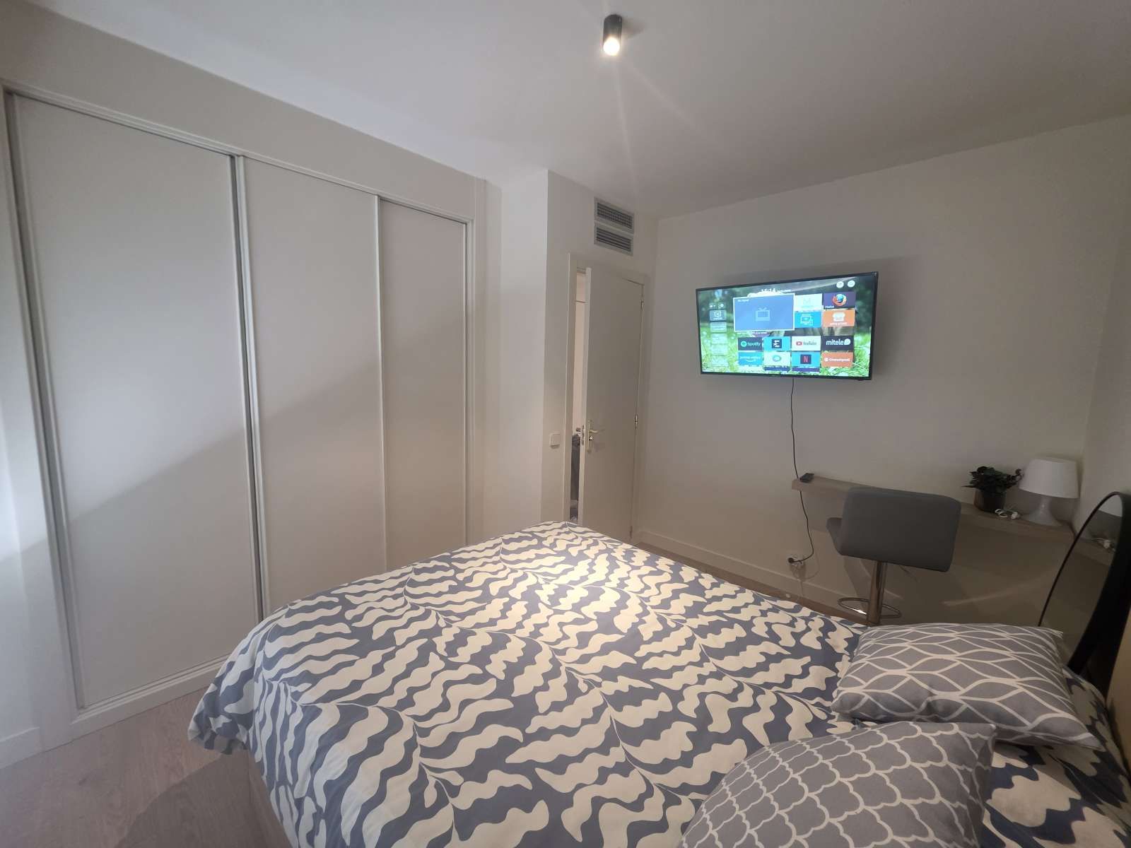Bedroom of Flat for share in  Madrid Capital  with Air Conditioner, Terrace and Furnished