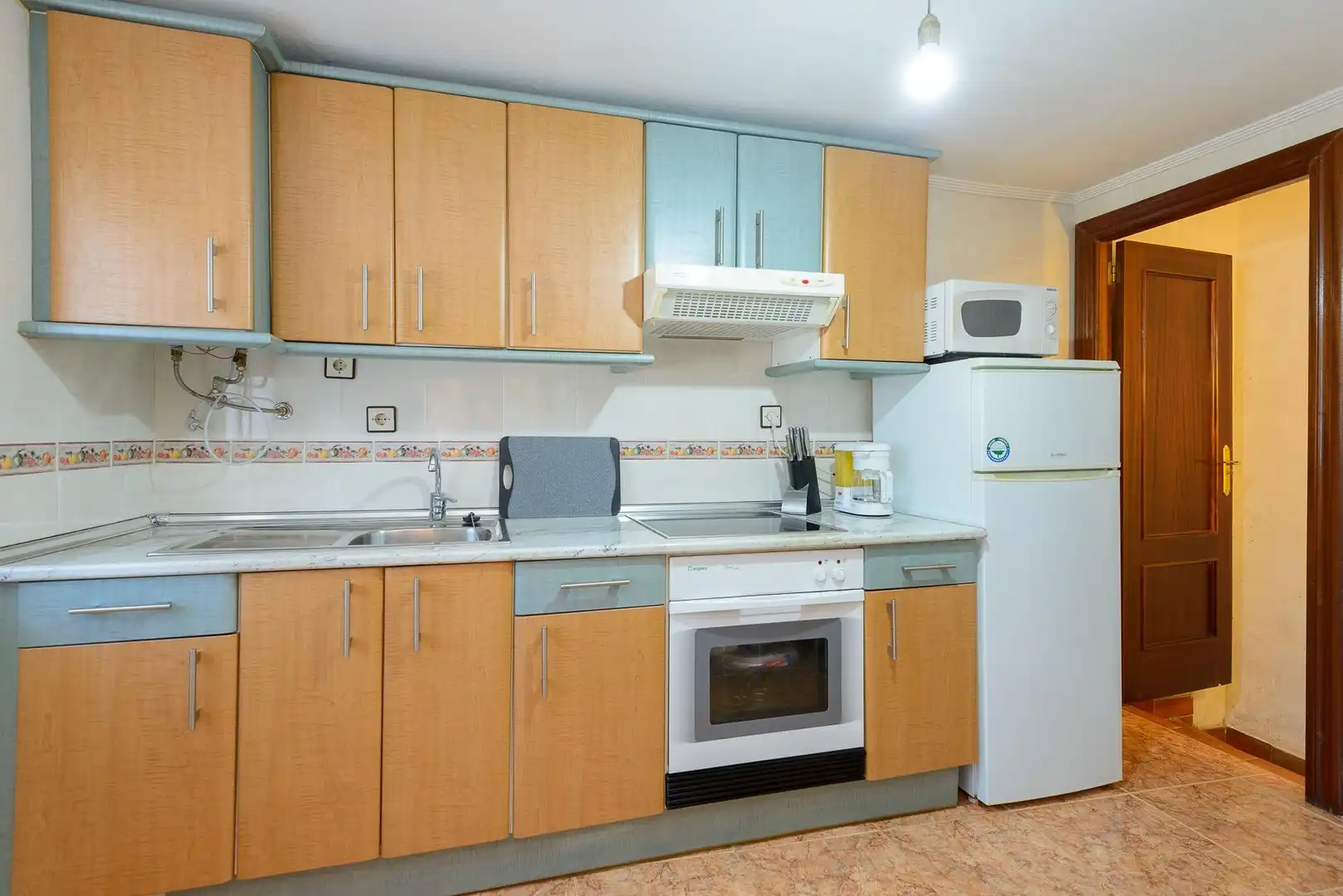 Cuina de Casa adosada en venda en Mieres (Asturias) amb Jardí privat, Terrassa i Moblat