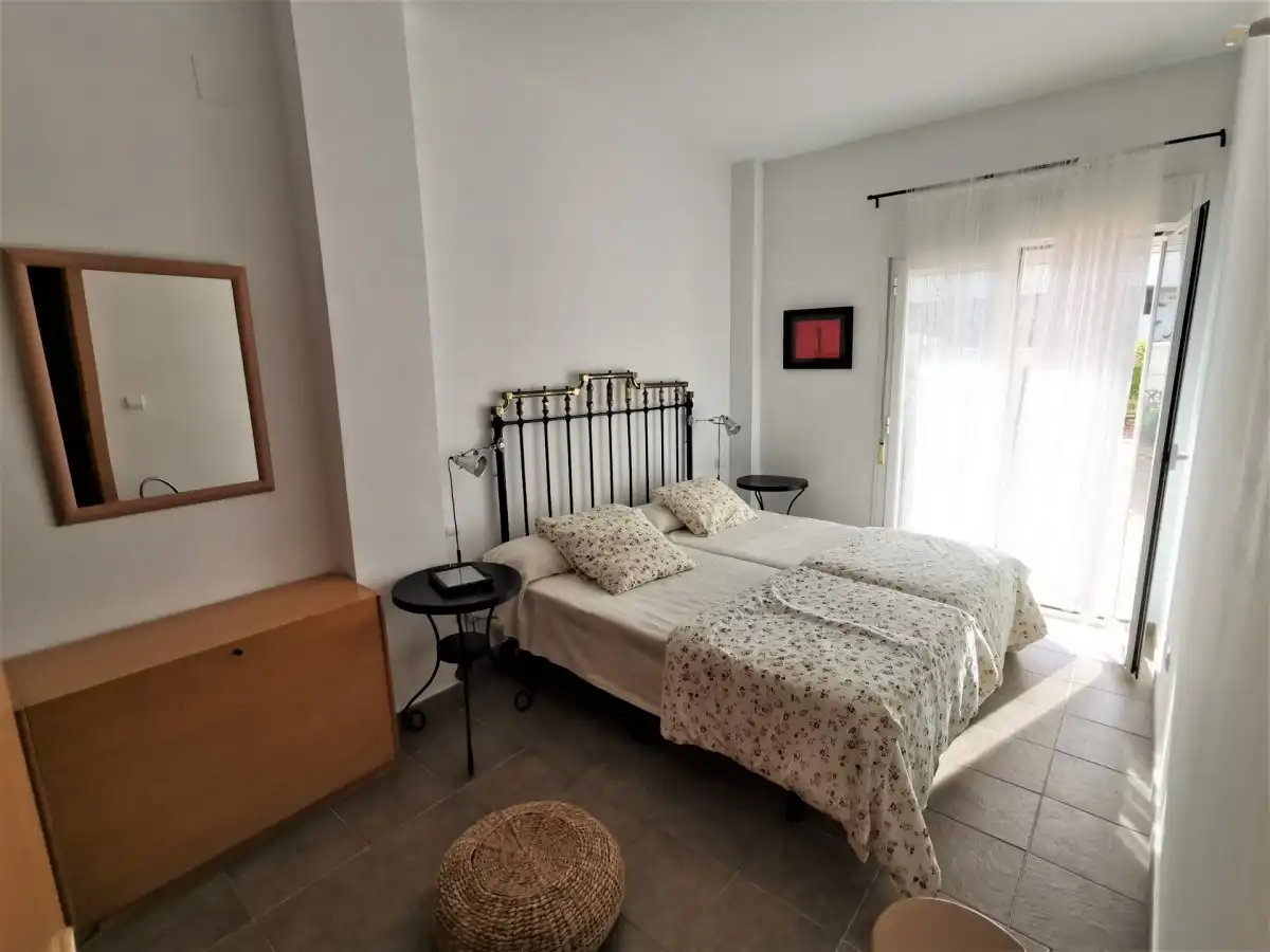 Dormitori de Pis de lloguer en Almería amb Aire condicionat, Calefacció i Jardí privat