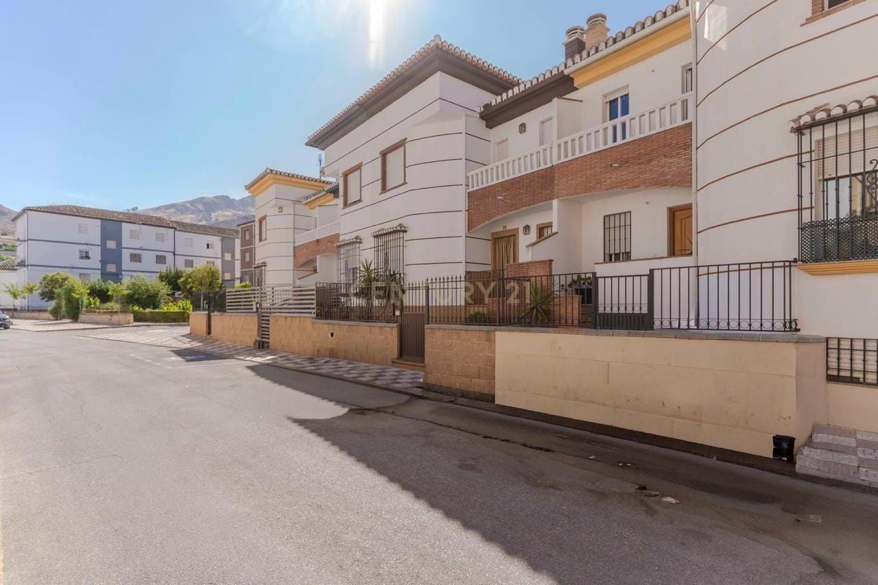 Vista exterior de Casa o xalet en venda en Pinos Puente amb Terrassa