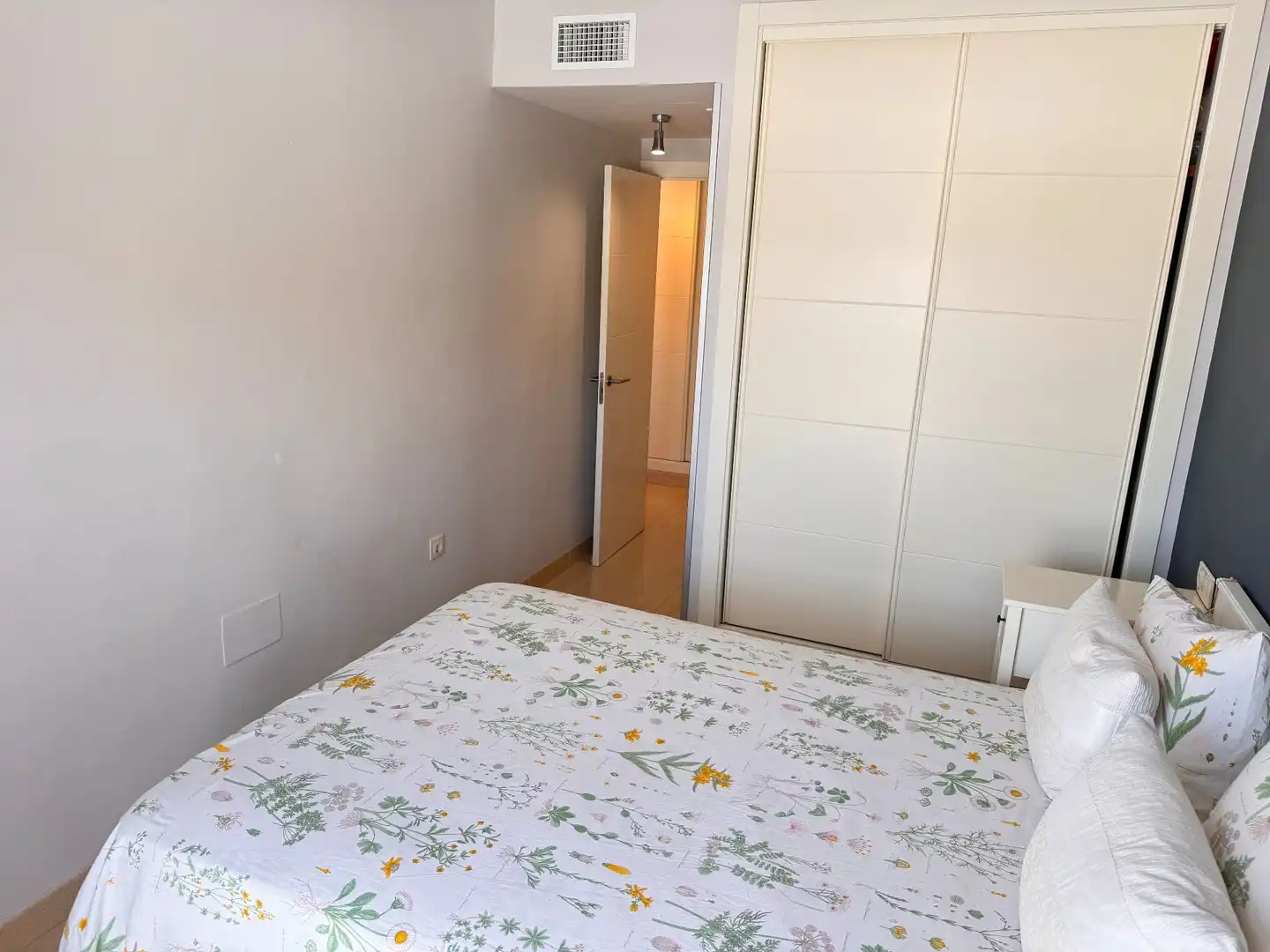 Dormitori de Apartament en venda en Roquetas de Mar amb Aire condicionat, Terrassa i Moblat