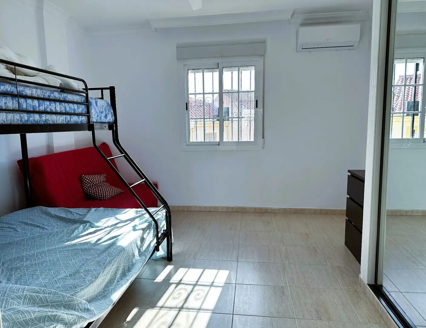 Habitación de Casa adosada en venta en Salobreña con Aire acondicionado, Calefacción y Terraza