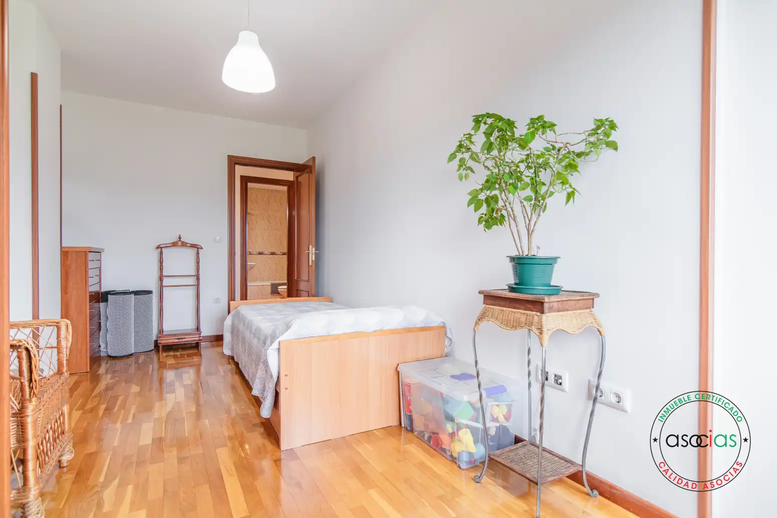 Dormitori de Pis en venda en Gijón  amb Calefacció, Parquet i Traster