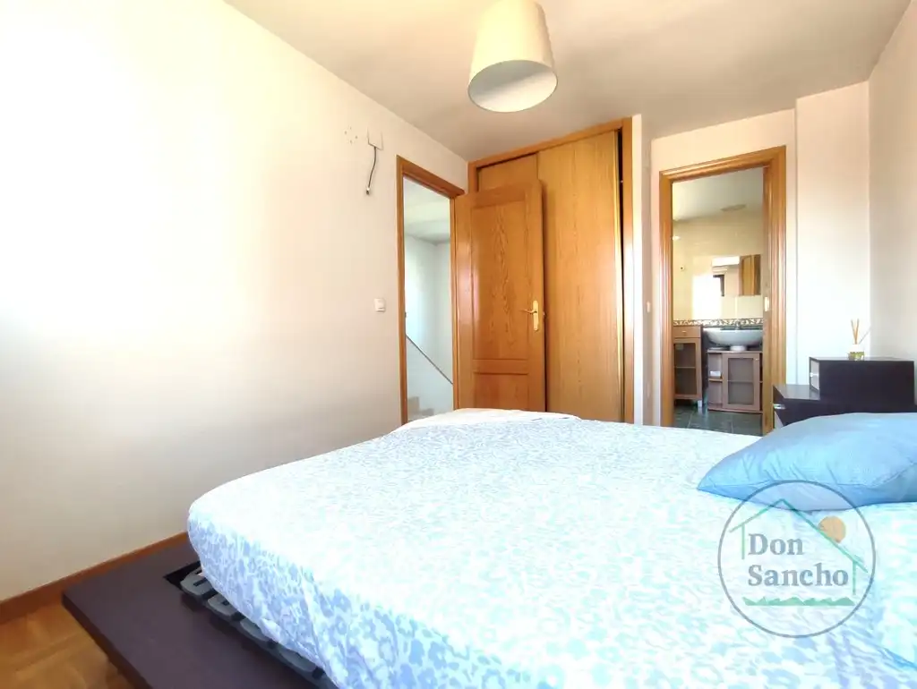 Habitación de Casa adosada en venta en Viana de Cega con Calefacción, Jardín privado y Terraza