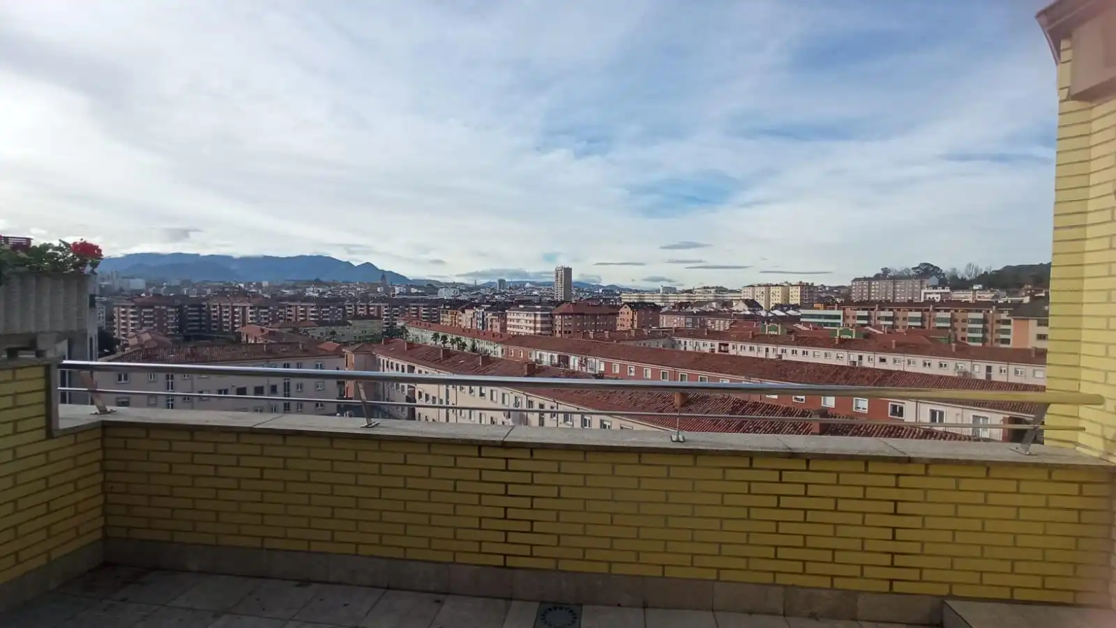 Vista exterior de Ático de alquiler en Oviedo  con Calefacción, Terraza y Trastero